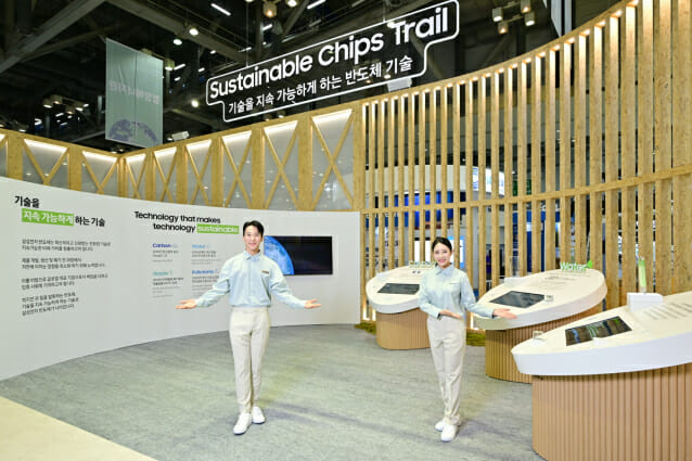 기후산업국제박람회(WCE 2023)'에 마련된 삼성홍보관에서 삼성전자 모델이 '기술을 지속가능하게 하는 반도체 기술'을 소개하고 있는 모습 (사진=삼성전자)