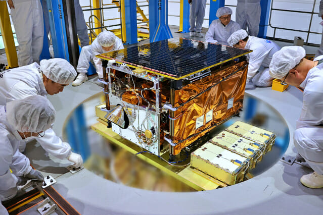 나로우주센터 위성보관동에서 누리호 3단에 탑재위성이 장착되고 있다(5월10일) (사진=항우연)