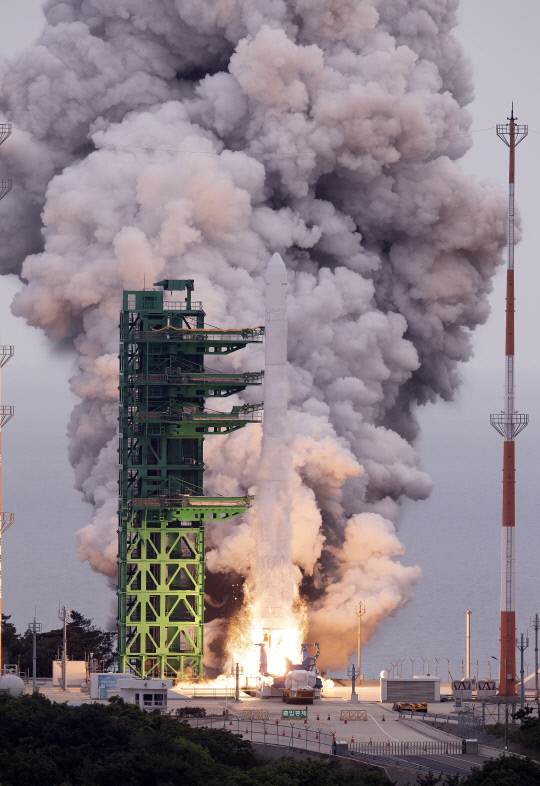 5일 전남 고흥 나로우주센터에서 한국형 우주 발사체 누리호가 발사되고 있다. 사진=과학기술정보통신부 제공