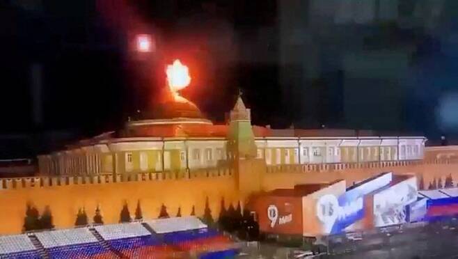 지난 2일 밤 러시아 모스크바 크렘린궁 상공에서 드론으로 보이는 비행체가 폭발하고 있다. ⓒ 연합뉴스