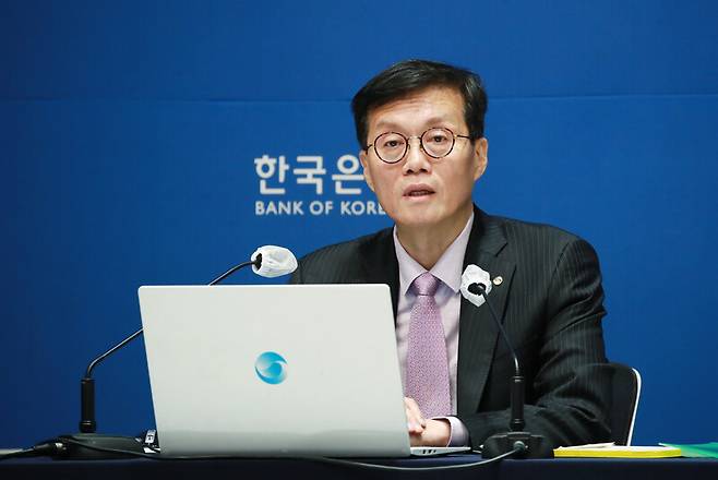 이창용 한국은행 총재가 25일 서울 중구 한국은행에서 열린 통화정책방향 기자간담회에서 발언하고 있다. 연합뉴스