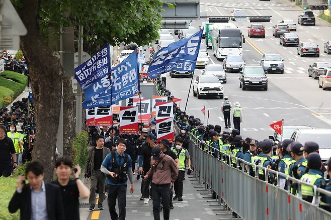 경찰이 비정규직 노동자들의 야간문화제와 노숙농성을 막기 위해 대법원을 둘러싸고 있다. 백소아 기자