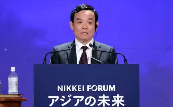 쩐 르우 꽝 베트남 부총리가 25일 일본 도쿄 데이코쿠 호텔에서 열린 '아시아의 미래' 국제 컨퍼런스에서 연설을 하고 있다. 사진 니혼게이자이신문
