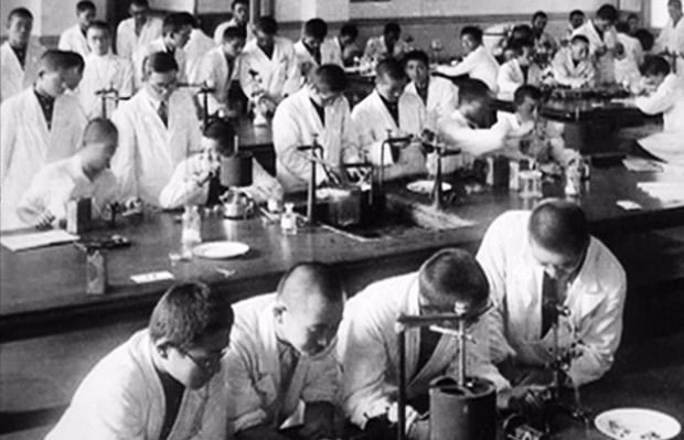 1938~1945년 만주에서 포로 수천명을 대상으로 잔혹한 생체실험을 저지른 일본 731부대가 세균 실험을 하는모습. /사진=한경DB