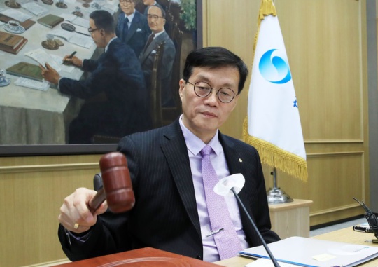 Bank of Korea Governor Rhee Chang-yong presides over a meeting of the Monetary Policy Board at the Bank of Korea in Jung-gu, Seoul on the morning of May 25. Courtesy of the Bank of Korea