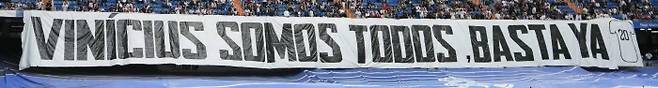 레알 마드리드 팬들이 25일 경기를 앞두고 비니시우스 응원 플래카드를 내걸었다. 마드리드 | AP연합뉴스