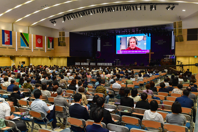 톰 레이너 목사가 25일 ‘2023 글로벌 셀컨퍼런스 V15’에서 사전녹화된 영상을 통해 ‘셀그룹의 7가지 주요 이슈’를 주제로 강의하고 있다. 성남=신석현 포토그래퍼