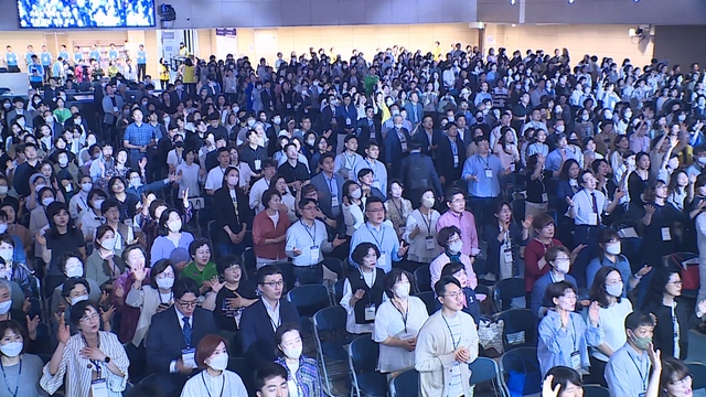 ‘2023 글로벌 셀컨퍼런스 V15’ 청중이 25일 경기도 성남 지구촌교회에서 일어나 호응하고 있다. 지구촌교회 제공