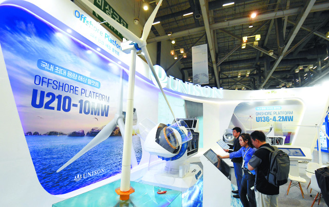 관람객들이 기후산업국제박람회의 유니슨 전시관에서 해상풍력발전기 터빈 모형을 보고 있다.