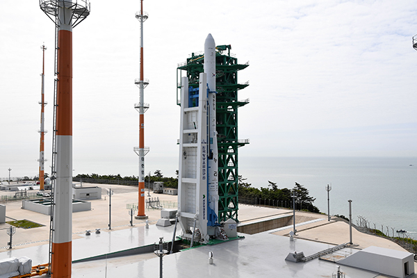 South Korea’s homegrown rocket Nuri is erected at the launch pad at Naro Space Center in Goheung, South Jeolla Province, on May 25. [Photo by Yonhap]