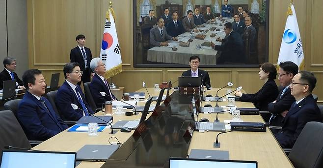 한국은행 금통위원들이 25일 오전 서울 중구 한은 본관에서 열린 금융통화위원회 정례회의에 참석해 있다.[사진 제공 = 한국은행]