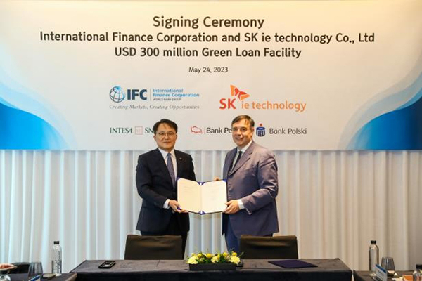 Kim Chul-jung, chief executive officer of SKIET, and Riccardo Puliti, the IFC’s regional vice president for Asia and the Pacific, pose for a photo after signing a green loan agreement at the Fairmont Hotel in Seoul on May 24. [Photo provided by SKIET]