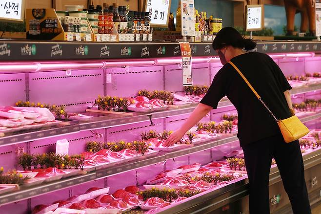 축산물품질평가원에 따르면 돼지고기 도매가는 최근 5000원대 중후반에서 6000원대 초중반을 오르내리고 있다. 3월 초까지만 하더라도 평균 도매가는 1kg당 4289원이었다. [사진 출처 = 연합뉴스]