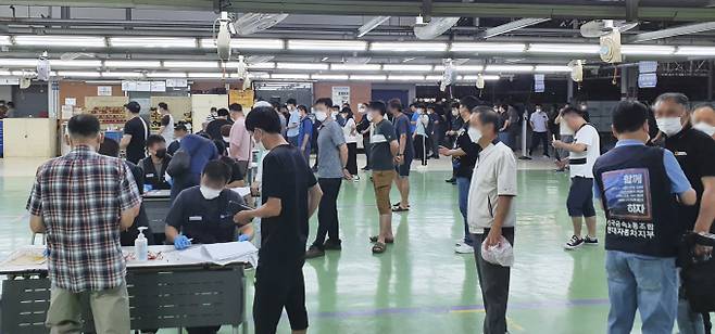 현대차 노조가 '상여금 800%' 쟁취를 올해 단체 교섭의 핵심으로 지목했다. 사진은 지난 2021년 현대차 울산공장에서 노조 조합원들이 임단협 잠정합의안에 대한 찬반투표를 하던 모습. /사진=뉴스1(현대차 노조)