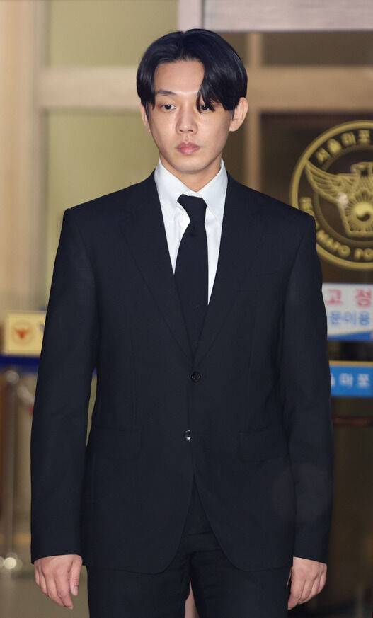 마약 투약 혐의를 받고 있는 배우 유아인이 24일 구속영장이 기각된 뒤 서울 마포경찰서를 나서며 취재진 질문을 받고 있다.  (사진=연합뉴스)