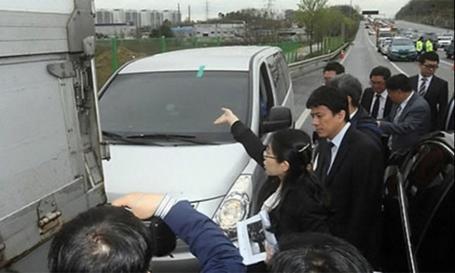 2014년 수사진이 ‘보험금 95억’ 만삭 아내 사망 교통사고를 조사하는 모습. 연합뉴스