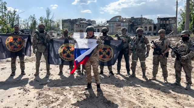 러시아 용병기업 바그너그룹의 수장 예브게니 프리고진이 바흐무트에서 러시아 국기를 들고 있다. AP 연합뉴스