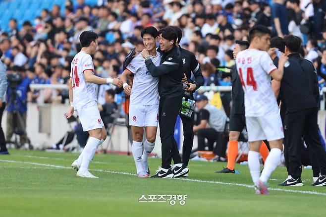 K리그1 지난 인천 유나이티드전에서 선제골을 넣고 기뻐하는 광주FC 안영규. 프로축구연맹 제공