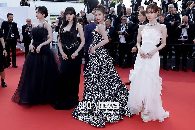 ▲ 칸영화제 레드카펫에 오른 에스파. ⓒ게티이미지