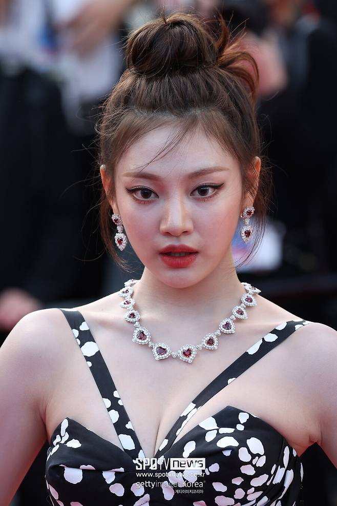 ▲ 칸영화제 레드카펫에 오른 에스파 닝닝. ⓒ게티이미지