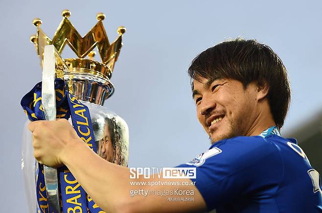 ▲ 우승을 이끌었던 클라우디오 라니에리 감독의 얼굴이 새겨진 벽화(사진 위), 일본 국가대표 공격수 오카자키 신지(사진 가운데)도 우승을 경험했다. 우승 경험의 자본이 된 태국인 부호 비차이 구단주의 면세점 운영 그룹인 '킹 파워'(사진 아래).