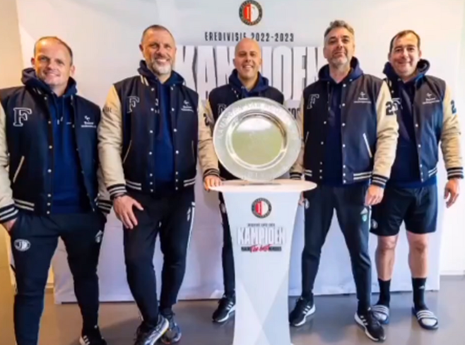 ▲ 페예노르트를 2022-23 네덜란드 에레디비지 우승으로 이끌고 트로피와 함께 기념촬영하는 아르네 슬롯 감독(가운데)와 코치들. 