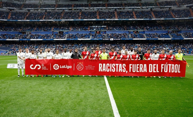 25일(한국시간) 레알 선수들이 비니시우스 유니폼을 입고 인종차별 퍼포먼스를 펼치는 모습. /사진=레알 마드리드 공식 홈페이지 갈무리