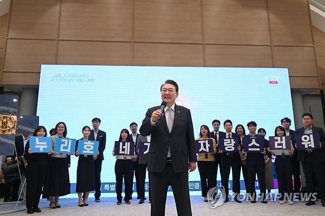 나로우주센터와 영상통화 하는 윤석열 대통령 (서울=연합뉴스) 임헌정 기자 = 윤석열 대통령이 25일 오후 서울 용산 대통령실 청사에서 직원들과 한국형 발사체 누리호(KSLV-Ⅱ)의 3차 발사 모습을 지켜본 뒤 나로우주센터의 연구진과 영상통화를 하고 있다. 2023.5.25 [대통령실 제공. 재판매 및 DB 금지] kane@yna.co.kr