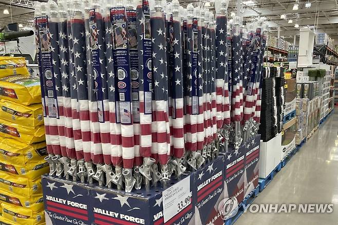 미국 콜로라도주 대형마트에 진열된 대형 미국 국기들 [AP 연합뉴스 자료사진]