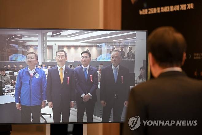 나로우주센터의 누리호 연구진 격려하는 윤석열 대통령 (서울=연합뉴스) 임헌정 기자 = 윤석열 대통령이 25일 오후 서울 용산 대통령실 청사에서 직원들과 한국형 발사체 누리호(KSLV-Ⅱ)의 3차 발사 모습을 지켜본 뒤 나로우주센터의 누리호 연구진 등과 영상통화를 하고 있다. 왼쪽부터 고정환 한국형발사체고도화사업단장, 이종호 과학기술정보통신부 장관, 손재일 한화에어로스페이스 대표이사, 이상률 한국항공우주연구원장. 2023.5.25 [대통령실 제공. 재판매 및 DB 금지] kane@yna.co.kr