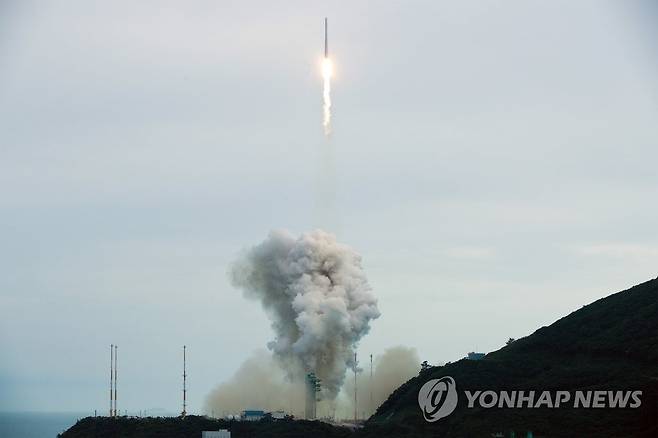 우주로 향하는 누리호 (서울=연합뉴스) 국내 독자 기술로 개발된 한국형 발사체 누리호(KSLV-Ⅱ)가 25일 오후 전남 고흥군 나로우주센터에서 발사돼 우주로 향하고 있다.
    이번 누리호 3차 발사는 차세대소형위성 2호 1기와 큐브위성 7기 등 본격적으로 실용급 위성을 탑재해 발사하는 첫 사례다. 2023.5.25 [과학기술정보통신부 제공. 재판매 및 DB 금지] photo@yna.co.kr