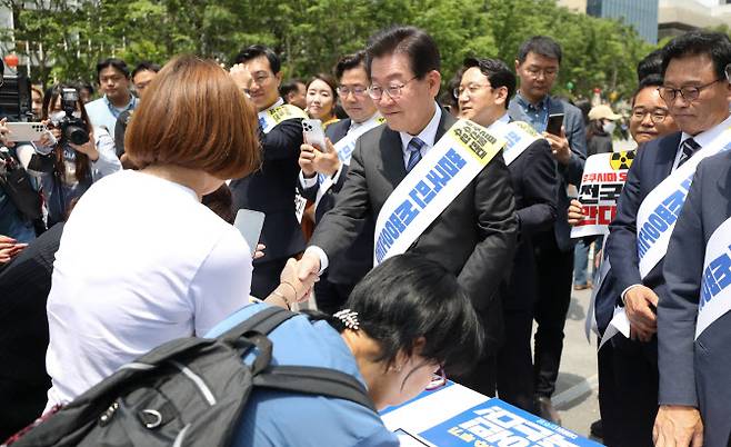 이재명 더불어민주당 대표가 26일 서울 광화문광장 이순신 동상 앞에서 열린 후쿠시마 원전 오염수 해양투기 및 수산물 수입 반대 국민서명운동 발대식에서 시민들의 서명 동참을 독려하고 있다.(사진=뉴스1)