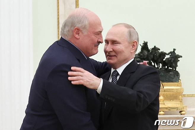블라디미르 푸틴 러시아 대통령이 5일(현지시간) 모스크바 크렘린궁에서 알렉산드르 루카셴코 벨라루스 대통령과 만나 포옹을 하고 있다. ⓒ AFP=뉴스1 ⓒ News1 우동명 기자 2023.04.05.