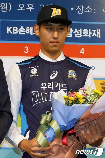 홍익대학교 한성정이 25일 오후 서울 강남구 리베라호텔에서 열린 '2017-2018 프로배구 KOVO 남자 신인선수 드래프트'에서 우리카드에 지명돼 유니폼을 입고 꽃다발을 들고 있다. .2017.9.25/뉴스1 ⓒ News1 민경석 기자