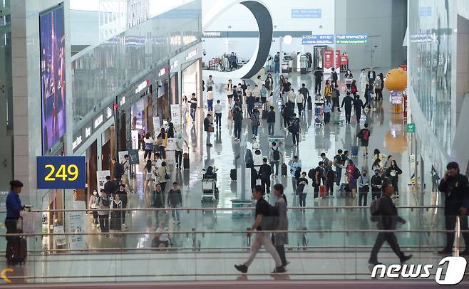 인천국제공항 제2여객터미널에서 여행객들이 면세점을 이용하는 모습. 2023.5.22/뉴스1 ⓒ News1 김도우 기자