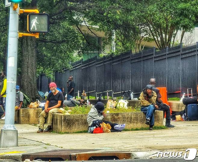 지난 21일(현지시간) 미국 조지아주 애틀랜타의 중심업무지구 주변에 모여있는 홈리스(Homeless·노숙자) 모습 ⓒ 뉴스1 황덕현 기자