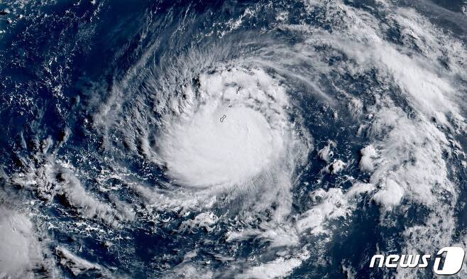 24일 미국 국립해양기상청이 공개한 태풍 마와르의 위성 사진. 강력한 바람을 동반한 태풍이 괌에 접근하고 있다. 2023.05.24. ⓒ AFP=뉴스1 ⓒ News1 권진영 기자
