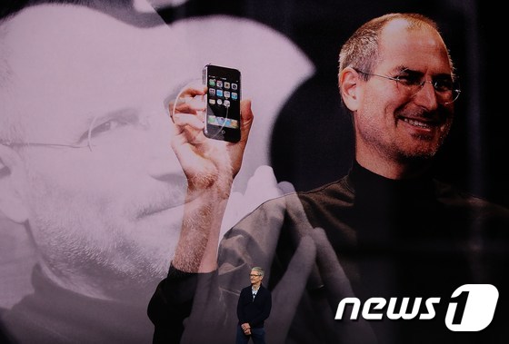 팀 쿡 애플 CEO가 신제품 발표에 앞서 고 스티브 잡스 창업자 영상을 배경으로 인사말을 하고 있다. ⓒ AFP=뉴스1 ⓒ News1 김정한 기자