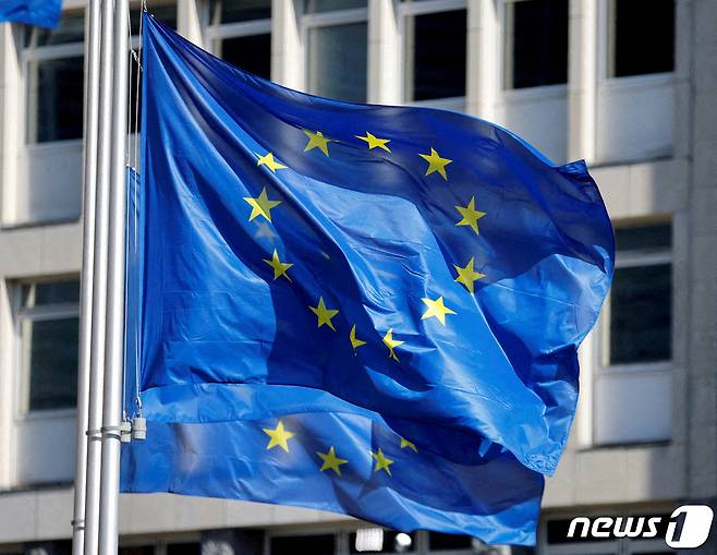 지난 3월 벨기에 브뤼셀의 유럽위원회 본부 외부에 유럽연합(EU) 깃발이 펄럭이고 있다. 2023.03.01 ⓒ 로이터=뉴스1 ⓒ News1 김민수 기자