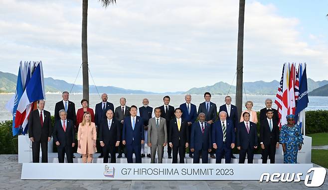 20일 일본 히로시마 그랜드 프린스 호텔에서 주요 7개국(G7) 및 참관국 정상들이 기념촬영을 하고 있다. (G7 2023 히로시마 서밋 제공) 2023.5.20/뉴스1