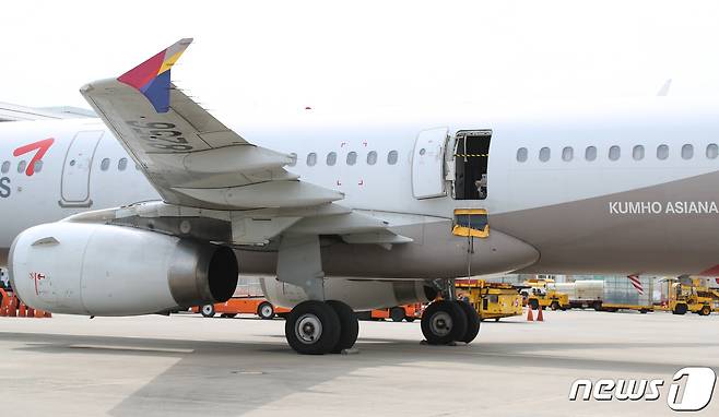 26일 오전 제주에서 대구로 향하던 아시아나 항공기에서 30대 남성이 착륙 전 대구공항 상공에서 비상문을 강제개방하는 사고가 발생해 일부 승객이 병원으로 이송돼 치료를 받고 있다. 2023.5.26/뉴스1 ⓒ News1 공정식 기자