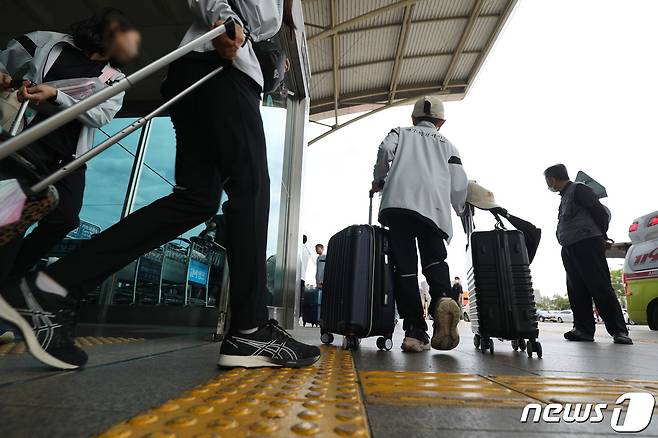 26일 오전 제주공항을 출발해 대구공항으로 향하던 아시아나 항공기에서 비행 중 문이 열리는 사고가 발생했다. 울산에서 열리는 제52회 전국소년체육대회에 참가하기 위해 비행기에 탑승했던 초·중학생 제주특별자치도 선수단이 도착 직후 대구공항을 빠져나가고 있다. 2023.5.26/뉴스1 ⓒ News1 공정식 기자