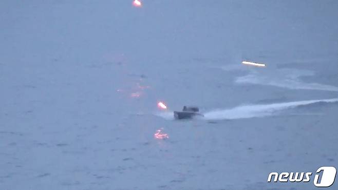 24일(현지시간) 튀르키예 보스푸르스 해협 인근 흑해에서 ‘터키 스트림’과 ‘블루 스트림’ 가스관 안전 보장 임무를 수행하는 러시아 이반 쿠르스 전함을 공격하려던 우크라이나의 무인 고속정 3척이 폭발을 하고 있다. 2023.5.25 ⓒ 로이터=뉴스1 ⓒ News1 우동명 기자