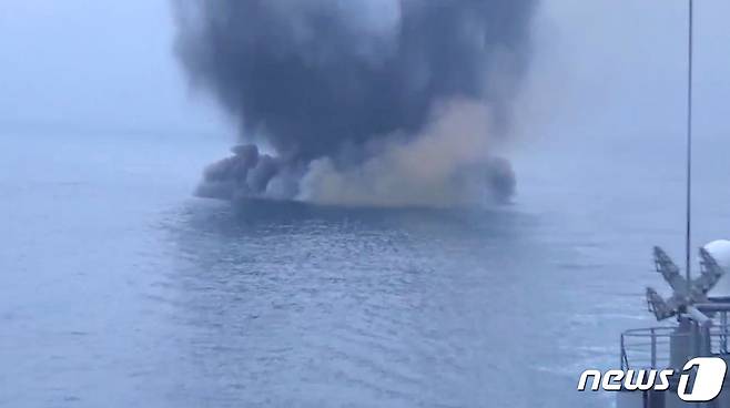 24일(현지시간) 튀르키예 보스푸르스 해협 인근 흑해에서 ‘터키 스트림’과 ‘블루 스트림’ 가스관 안전 보장 임무를 수행하는 러시아 이반 쿠르스 전함을 공격하려던 우크라이나 무인 고속정이 폭발을 하고 있다. 2023.5.25 ⓒ 로이터=뉴스1 ⓒ News1 우동명 기자
