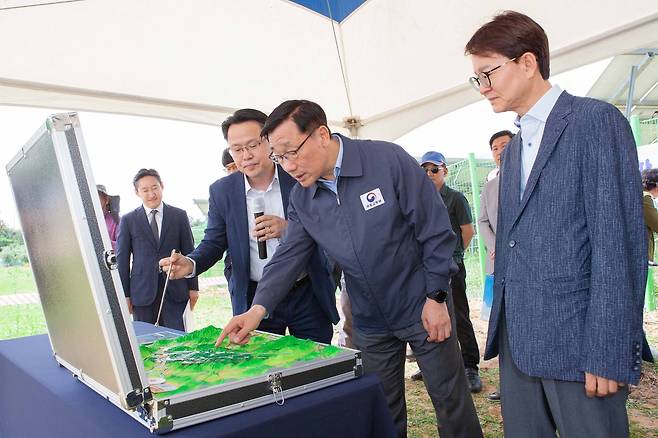 어명소 국토교통부 제2차관이 26일 대구경북통합신공항 이전부지를 방문해 사업계획 등을 보고 받고 있다.(국토교통부 제공)