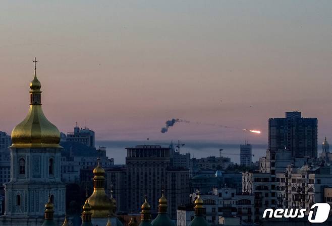 18일(현지시간) 우크라이나 전역에 공습 경보가 선포된 가운데 수도 키이우에서 러시아 미사일이 격추되고 있다. ⓒ 로이터=뉴스1 ⓒ News1 박재하 기자
