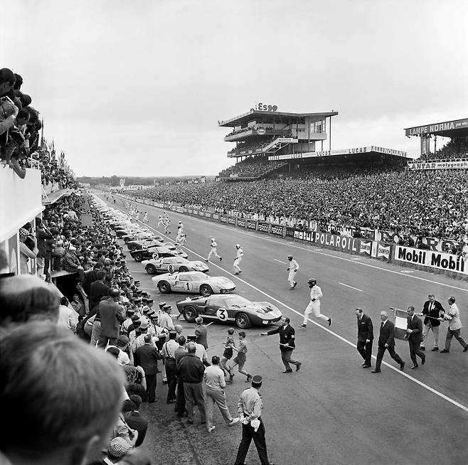1966년 6월 18일 르망 서킷에서 선수들이 포드社의 GT40 경주용 차량을 향해 뛰어가고 있다. / AFP 연합뉴스