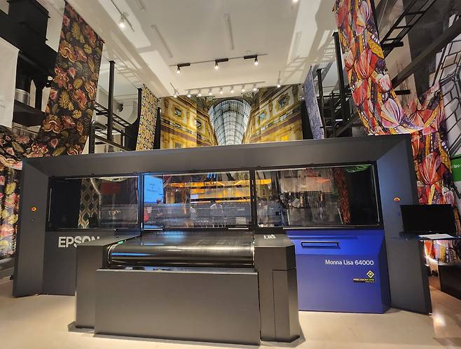 세이코 엡손 히로오카 사무소 DTF(Direct To Fabric) 솔루션 센터에 있는 10억원짜리 디지털 섬유 프린터. 천장 양옆에 걸린 천은 이 프린터에서 인쇄한 결과물이다. /나가노=최지희 기자