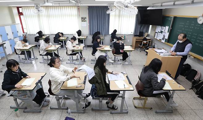 대구 수성구 정화여고 3학년 교실에서 수험생이 문제지를 넘기고 있다. /뉴스1