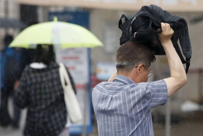 전국 곳곳에 비가 내린 18일 서울역 광장에서 시민들이 갑작스러운 비에 발걸음을 재촉하고 있다. /뉴스1